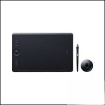 صویر قلم نوری Wacom Intuos Pro Medium PTH-660-N با طراحی باریک و کلیدهای میانبر در کناره‌ها