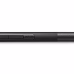 تصویر قلم 4K Wacom LP1100K برای تبلت Intuos با طراحی مشکی حرفه‌ای و دکمه‌های میانبر قابل برنامه‌ریزی.