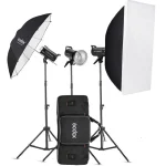 کیت فلاش Godox SK-300 II V با لوازم جانبی مانند سافت‌باکس، چتر و رفلکتور برای نورپردازی حرفه‌ای.