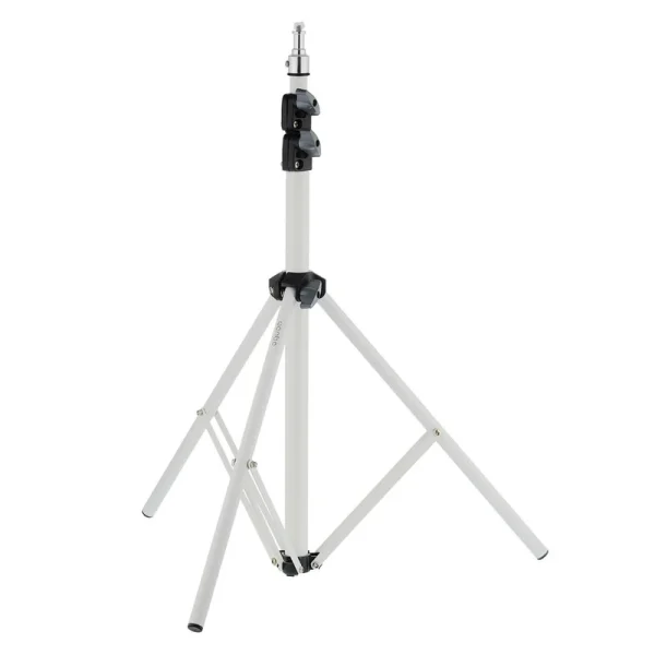تصویر سه پایه Floor Stand نشان می‌دهد پایه‌ای با طراحی سه‌پایه‌ای، بدنه مقاوم و ارتفاع قابل تنظیم که پروژکتور را به‌صورت ایمن و ثابت نگه می‌دارد.