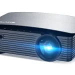 پروژکتور BYINTEK K25 با طراحی جمع‌وجور و قابلیت‌های هوشمند، مناسب استفاده در خانه، دفتر کار و فضاهای آموزشی.