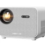ویدئو پروژکتور BYINTEK U12 با طراحی مدرن و کیفیت تصویر Full HD مناسب سینما خانگی و استفاده آموزشی.