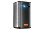 در تصویر، ویدئو پروژکتور BYINTEK P70 با طراحی مدرن و بدنه‌ای جمع‌وجور به نمایش گذاشته شده است.