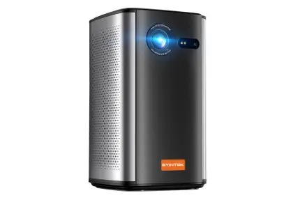 در تصویر، ویدئو پروژکتور BYINTEK P70 با طراحی مدرن و بدنه‌ای جمع‌وجور به نمایش گذاشته شده است.