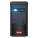 تصویر ویدئو پروژکتور BYINTEK P20 با طراحی مدرن و جمع‌وجور، نمایشگر بزرگ و روشنایی بالا را نشان می‌دهد.