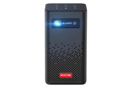 تصویر ویدئو پروژکتور BYINTEK P20 با طراحی مدرن و جمع‌وجور، نمایشگر بزرگ و روشنایی بالا را نشان می‌دهد.