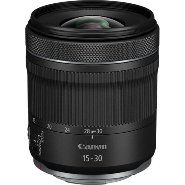 تصویر لنز Canon RF 15-30mm IS STM با طراحی جمع‌وجور و سبک برای دوربین‌های فول‌فریم سری R کانن.