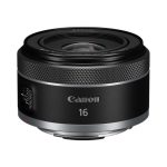 تصویر لنز Canon RF 16mm f/2.8 STM نمایی از طراحی کوچک و سبک این لنز را نشان می‌دهد که برای عکاسی و فیلم‌برداری در سبک‌های واید و عریض ایده‌آل است