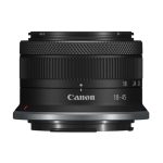 صویر لنز Canon RF 18-45mm f/4-6.3 IS STM نمایی شیک و جمع‌وجور از یک لنز همه‌کاره را نشان می‌دهد که با طراحی سبک و بدنه‌ی مشکی مات ساخته شده است