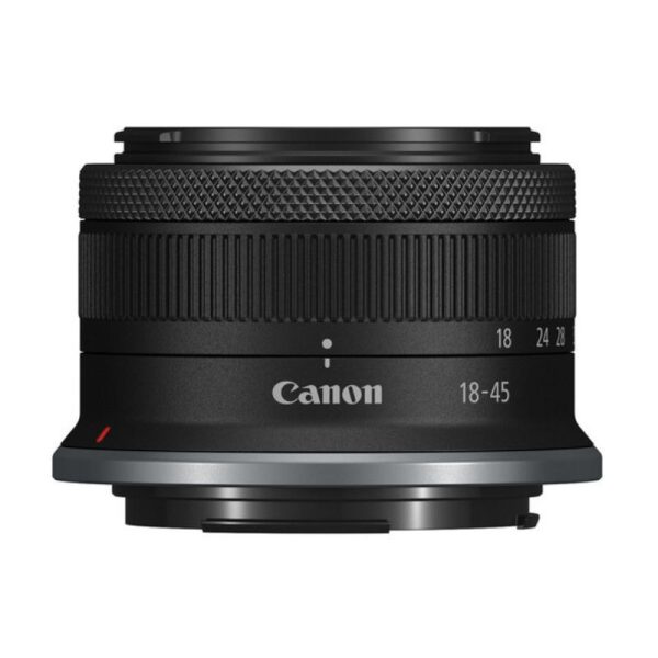 صویر لنز Canon RF 18-45mm f/4-6.3 IS STM نمایی شیک و جمع‌وجور از یک لنز همه‌کاره را نشان می‌دهد که با طراحی سبک و بدنه‌ی مشکی مات ساخته شده است