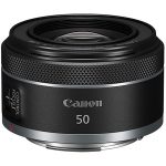 تصویر لنز Canon RF 50mm f/1.8 STM نمایی از طراحی کوچک و سبک این لنز پرایم را نشان می‌دهد.
