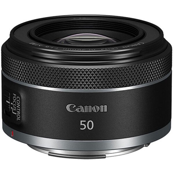تصویر لنز Canon RF 50mm f/1.8 STM نمایی از طراحی کوچک و سبک این لنز پرایم را نشان می‌دهد.