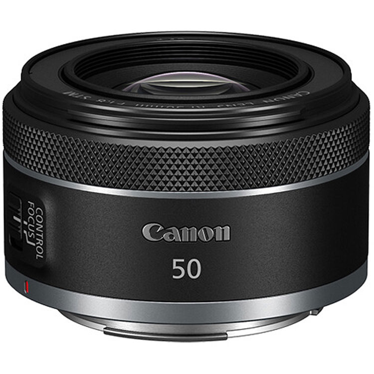 تصویر لنز Canon RF 50mm f/1.8 STM نمایی از طراحی کوچک و سبک این لنز پرایم را نشان می‌دهد.