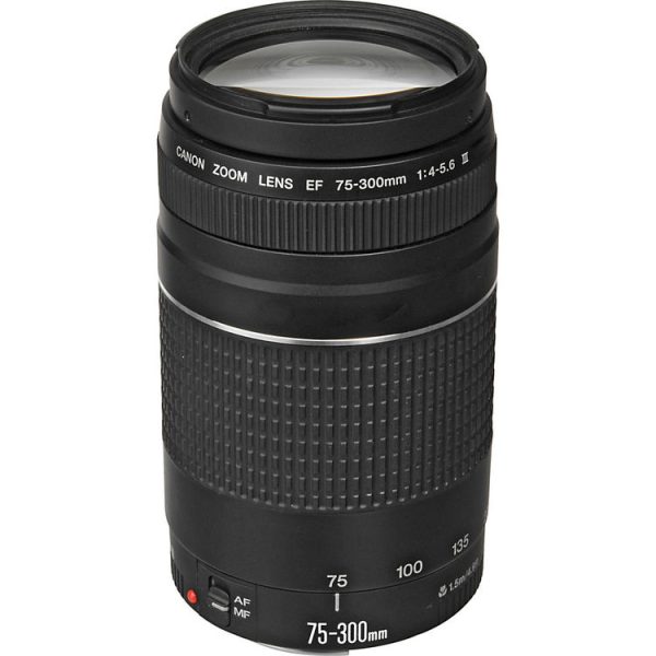 لنز Canon EF 75-300mm III با بدنه‌ای مشکی و طراحی جمع‌وجور که برای عکاسی تله‌فوتو گزینه‌ای ایده‌آل است. روی بدنه، حلقه‌ی زوم برجسته و روان دیده می‌شود