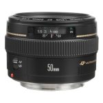 در تصویر، لنز Canon EF 50mm f/1.4 USM با بدنه مشکی کلاسیک و طراحی جمع‌وجور دیده می‌شود. حلقه فوکوس نرم و بزرگ به کاربر امکان کنترل دقیق فوکوس را می‌دهد.