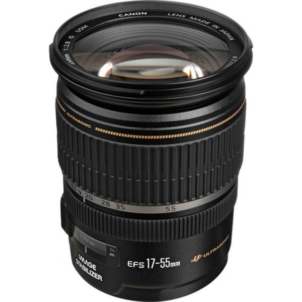 در تصویر، لنز Canon EF 17-55mm f/2.8 USM با بدنه مشکی حرفه‌ای و طراحی جمع‌وجور دیده می‌شود. حلقه فوکوس نرم و بزرگ امکان کنترل دقیق فوکوس را فراهم می‌کند