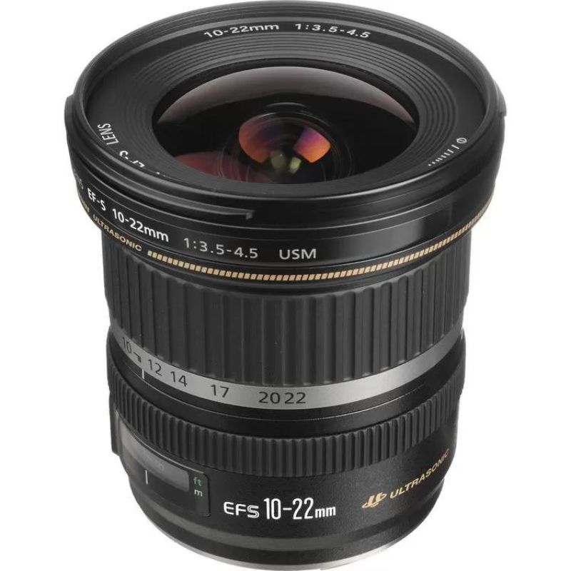 در تصویر، لنز Canon EF 10-22mm f/3.5-4.5 USM با بدنه مشکی حرفه‌ای و طراحی جمع‌وجور دیده می‌شود.
