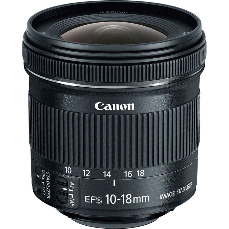در تصویر، لنز Canon EF-S 10-18mm f/4.5-5.6 IS STM با بدنه مشکی سبک و جمع‌وجور دیده می‌شود.
