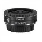 در تصویر، لنز Canon EF 24mm f/2.8 STM با بدنه مشکی و جمع‌وجور دیده می‌شود