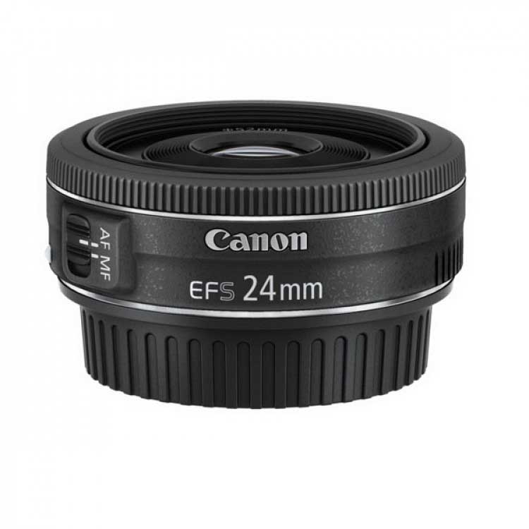 در تصویر، لنز Canon EF 24mm f/2.8 STM با بدنه مشکی و جمع‌وجور دیده می‌شود