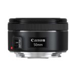 در تصویر، لنز Canon EF 50mm f/1.8 با بدنه مشکی و جمع‌وجور دیده می‌شود.