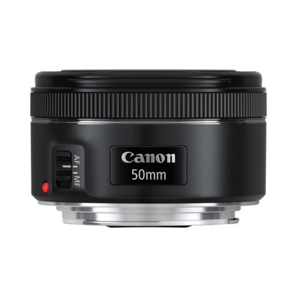 در تصویر، لنز Canon EF 50mm f/1.8 با بدنه مشکی و جمع‌وجور دیده می‌شود.