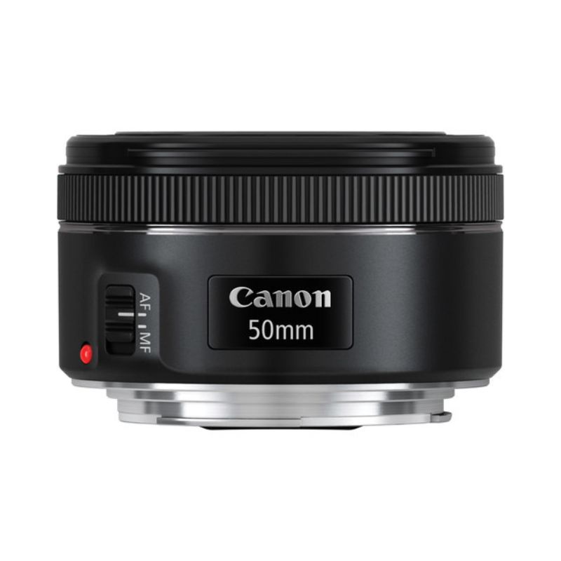 در تصویر، لنز Canon EF 50mm f/1.8 با بدنه مشکی و جمع‌وجور دیده می‌شود.