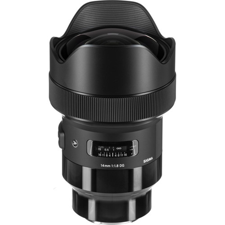 در تصویر، لنز Sigma 14mm f/1.8 DG با بدنه مشکی و حرفه‌ای دیده می‌شود. حلقه فوکوس بزرگ و نرم امکان کنترل دقیق فوکوس را فراهم می‌کند.