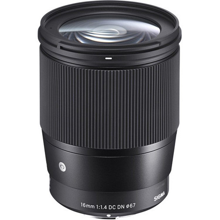 در تصویر، لنز Sigma 16mm f/1.4 DC DN با بدنه مشکی و حرفه‌ای دیده می‌شود.