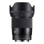 در تصویر، لنز Sigma 23mm f/1.4 DC DN با بدنه مشکی حرفه‌ای دیده می‌شود.