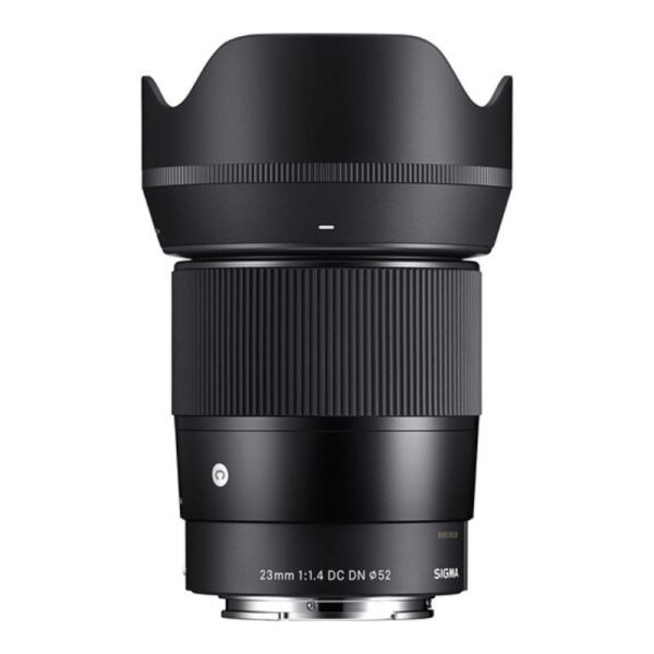 در تصویر، لنز Sigma 23mm f/1.4 DC DN با بدنه مشکی حرفه‌ای دیده می‌شود.