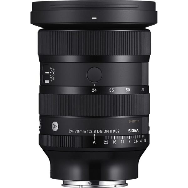 در تصویر، لنز Sigma 24-70mm f/2.8 DG DN II با بدنه مشکی حرفه‌ای و حلقه‌های بزرگ زوم و فوکوس دیده می‌شود.