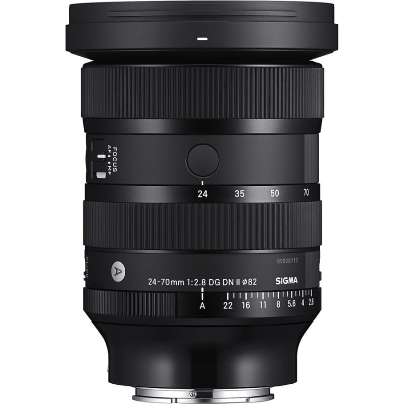 در تصویر، لنز Sigma 24-70mm f/2.8 DG DN II با بدنه مشکی حرفه‌ای و حلقه‌های بزرگ زوم و فوکوس دیده می‌شود.