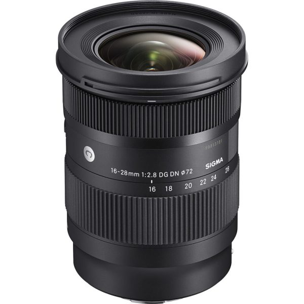 در تصویر، لنز Sigma 16-28mm f/2.8 DG DN با بدنه مشکی حرفه‌ای و حلقه‌های بزرگ زوم و فوکوس دیده می‌شود.