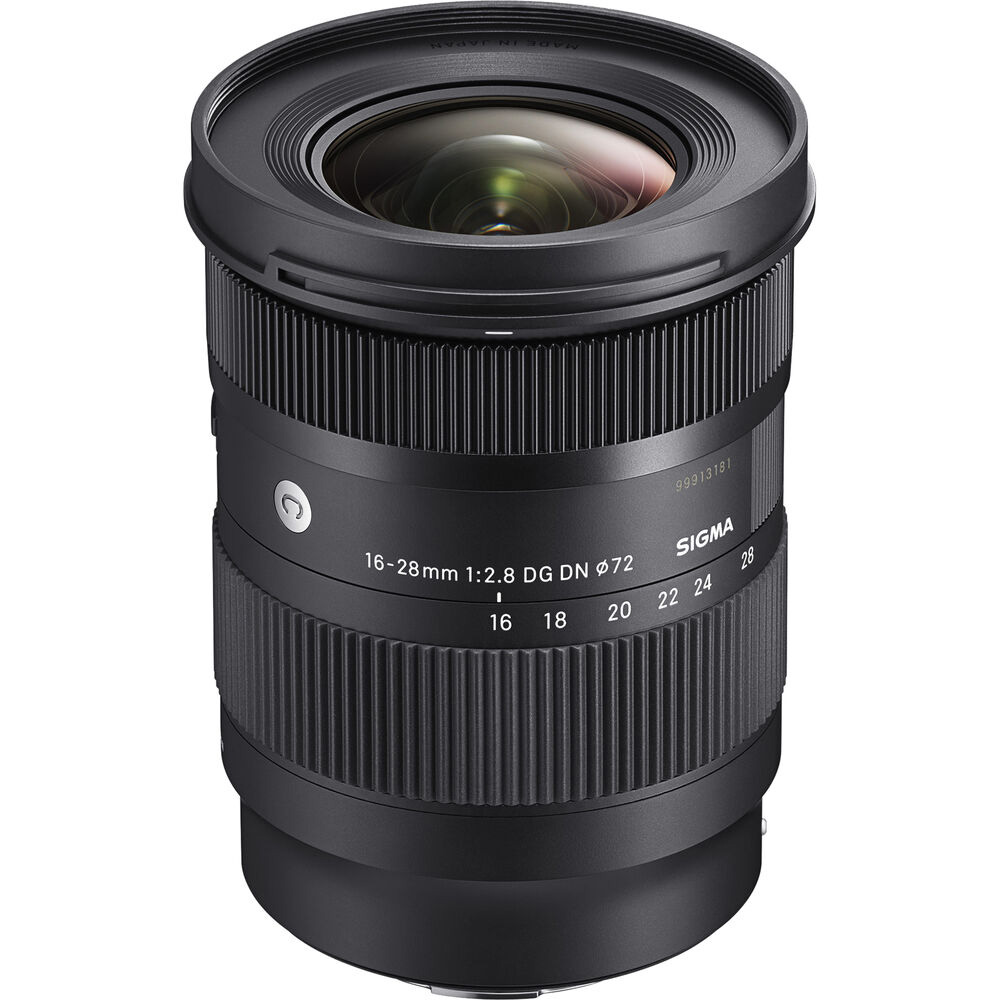 در تصویر، لنز Sigma 16-28mm f/2.8 DG DN با بدنه مشکی حرفه‌ای و حلقه‌های بزرگ زوم و فوکوس دیده می‌شود.