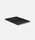 تصویر سینی Wanbo Floor Stand Tray نشان می‌دهد یک سینی فلزی با سطح صاف و لبه‌های محافظ است که پروژکتور را روی پایه زمینی محکم و پایدار نگه می‌دارد