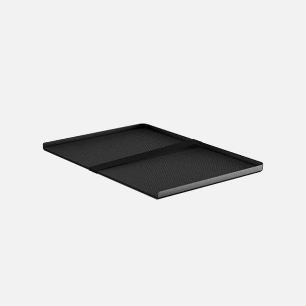 تصویر سینی Wanbo Floor Stand Tray نشان می‌دهد یک سینی فلزی با سطح صاف و لبه‌های محافظ است که پروژکتور را روی پایه زمینی محکم و پایدار نگه می‌دارد