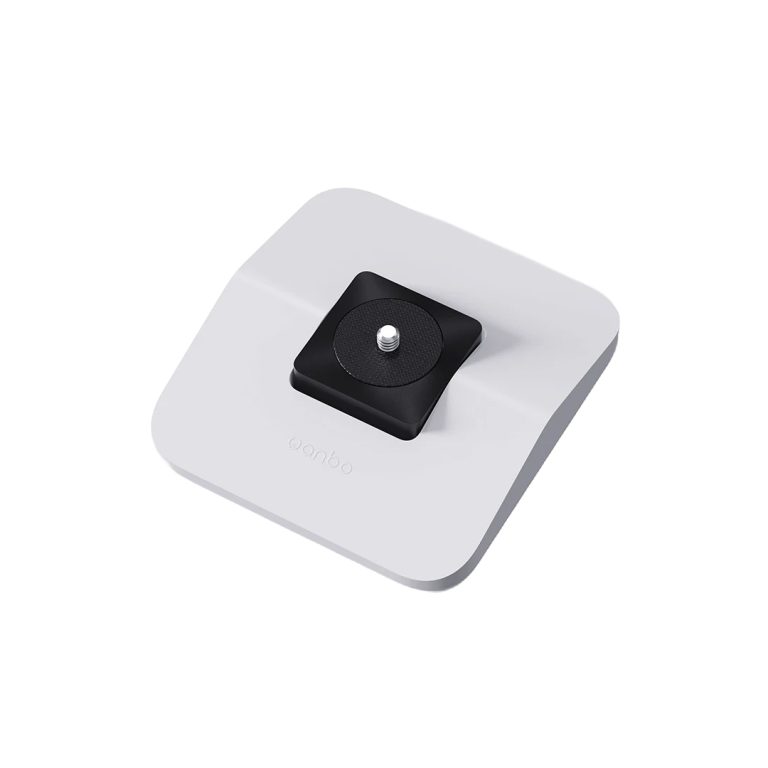 در تصویر، پایه رومیزی کوچک Desktop Stand-Small با طراحی مینیمال و جمع‌وجور مشاهده می‌شود. این پایه با ساختاری مستحکم و سطحی صاف، مناسب قرارگیری پروژکتورهای کوچک، دوربین، مینی‌کامپیوتر یا لوازم جانبی سبک است