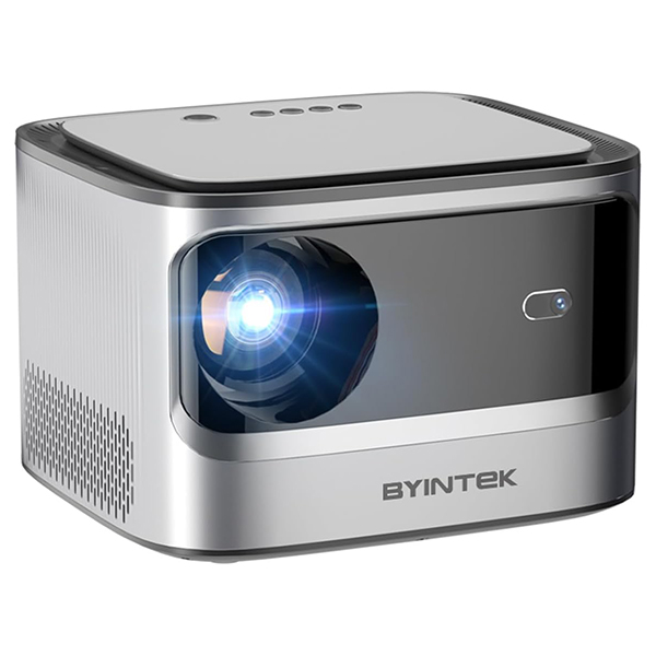 تصویر ویدئو پروژکتور BYINTEK X25 با طراحی مدرن و نمایش تصویر بزرگ و شفاف روی پرده، مناسب تماشای فیلم و بازی در ابعاد سینمایی.