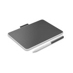 تصویر قلم نوری Wacom CTC4110WLW با طراحی مینیمالیستی، سطح فعال ۱۵۲ × ۹۵ میلی‌متر و قلم بدون باتری، مناسب برای طراحی دیجیتال و یادداشت‌برداری.