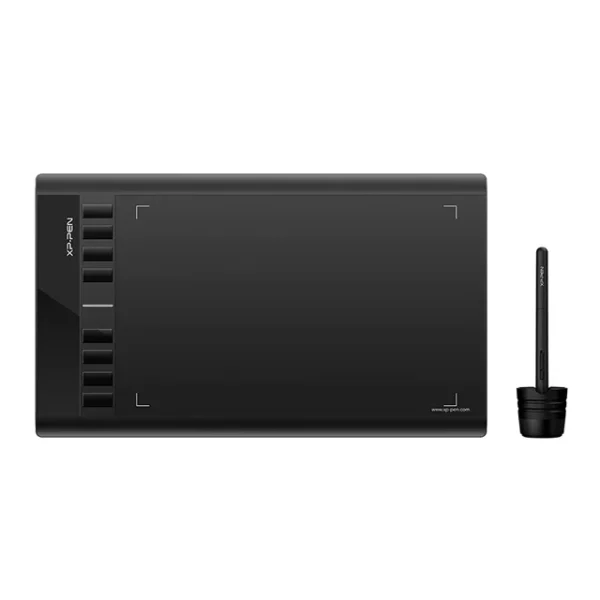 قلم نوری XP-Pen Star 03 V2 همراه با تبلت طراحی آن را می‌بینی که طراحی ساده و کاربردی‌اش را نشان می‌دهد