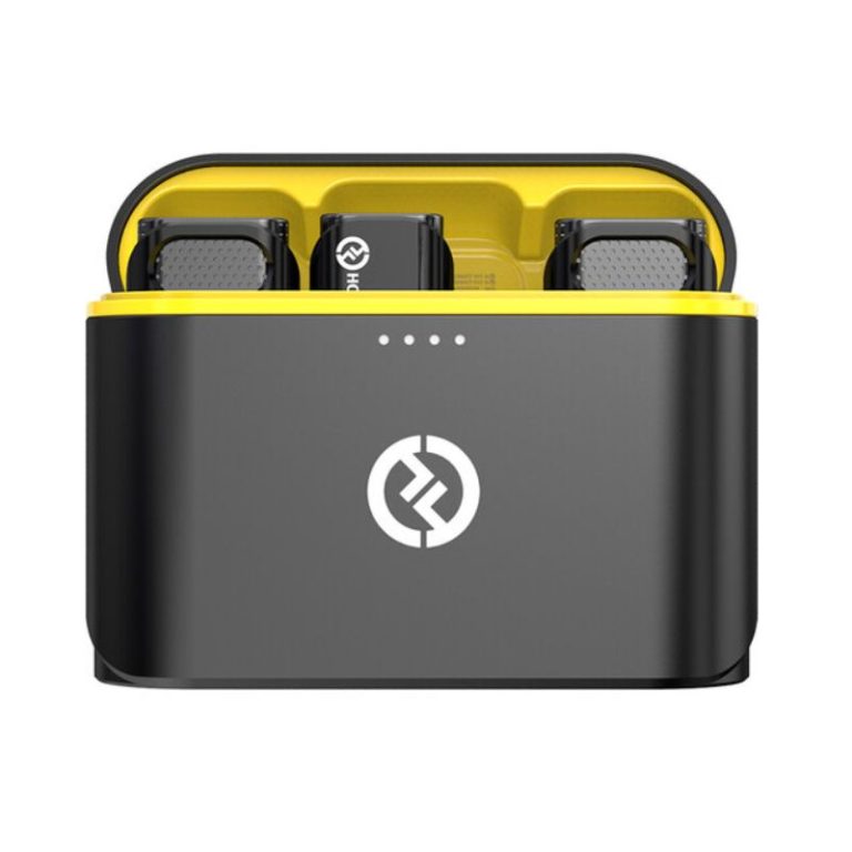 تصویر میکروفون یقه‌ای بی‌سیم Hollyland Lark C1 Duo Lightning با دو فرستنده و یک گیرنده متصل به پورت آیفون، طراحی جمع‌وجور و حرفه‌ای.