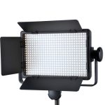 تصویر پروژکتور Godox LED500C؛ پنل LED حرفه‌ای با نور یکنواخت و دمای رنگ قابل تنظیم، مناسب فیلم‌سازی، عکاسی پرتره و تولید محتوای حرفه‌ای.