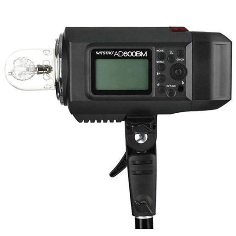 تصویری از فلاش پرتابل Godox AD600BM Witstro Outdoor Flash را می‌بینید؛ با بدنه مستحکم، مانت Bowens، نمایشگر LCD و دسته نگه‌دارنده