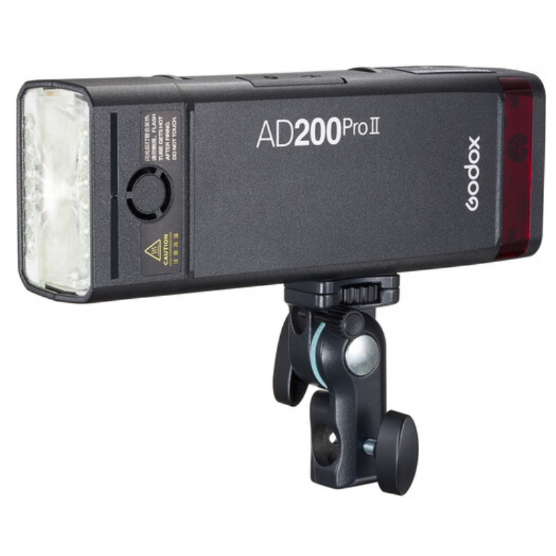 فلاش پرتابل Godox AD200Pro II TTL Pocket Flash با طراحی جیبی و توان ۲۰۰Ws، مجهز به هد دوگانه و نور مدلینگ بای‌کالر، مناسب عکاسی حرفه‌ای پرتره و فضای باز.